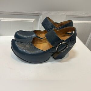 John Fluevog Hope Navy Leather Buckle Chunky Heels Size 8.5 BOHO Sandals Shoes